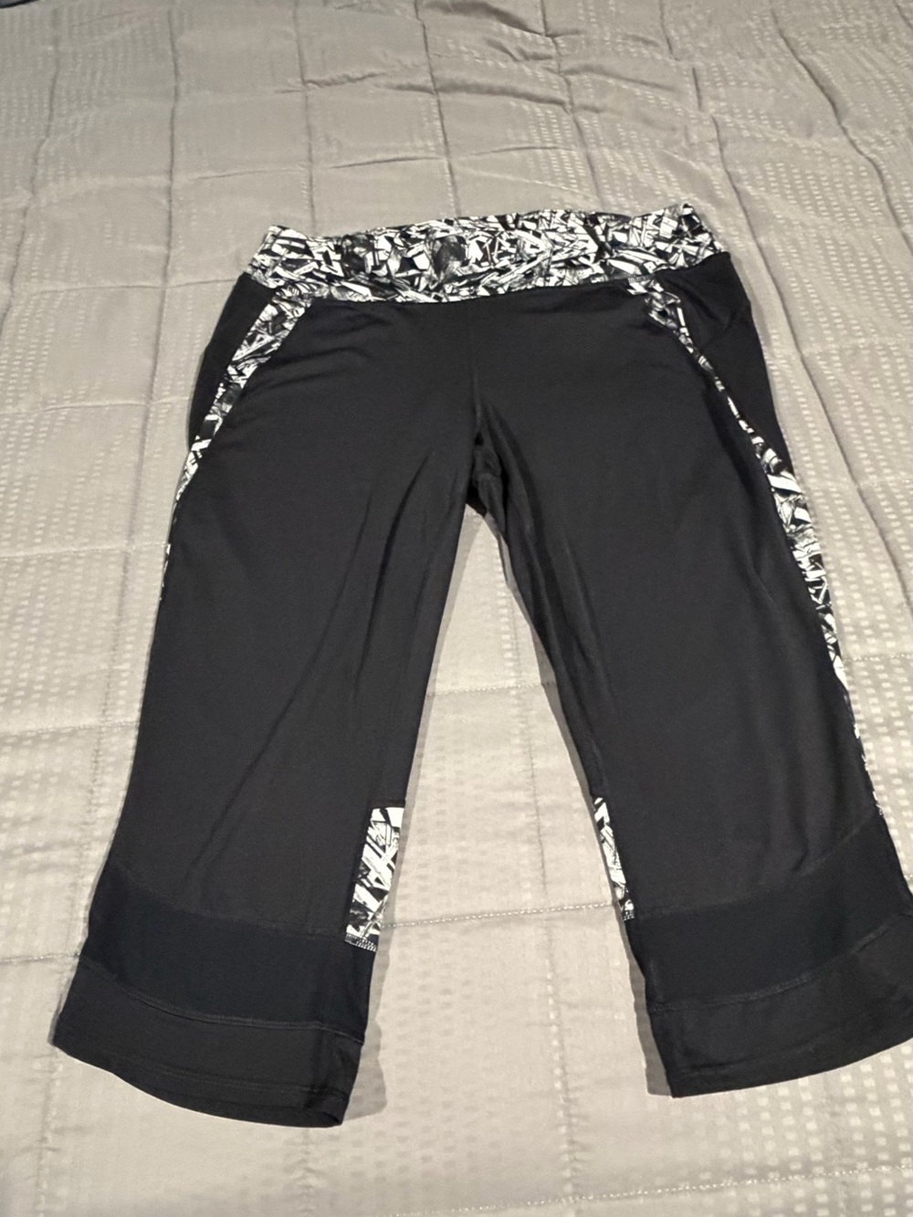 Black Women’s Active Capri Leggings with Contrast Waistband